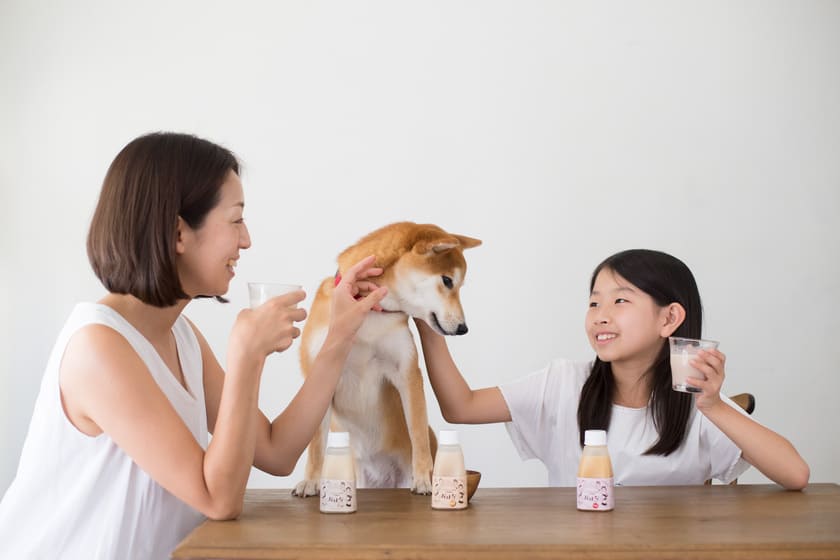 家族と犬と一緒にテーブルを囲む